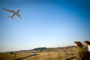 Vliegtuigspotters komen kijken naar een opstijgende Antonov vanaf Woensdrecht. Op de baan kunnen de grootste toestellen ter wereld landen.