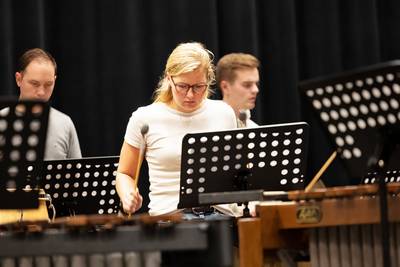 Eerste lustrum Percussion in Theatre (PIT) is een thuiswedstrijd voor Budelse slagwerkgroep