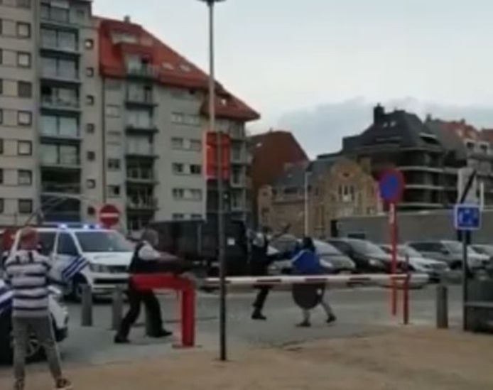 Met een karatetrap overmeestert een politie-inspecteur de man op het Hendrikaplein in Nieuwpoort. De arrestant veinsde dat hij een pistool in zijn rugzak had zitten en zou schieten.