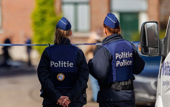 Politieaanwezigheid bij het huis in Lodelinsart waar gisteren een politieagent werd doodgeschoten door een verdachte, die later zelf ook door politiekogels om het leven kwam. (18/3/2024)