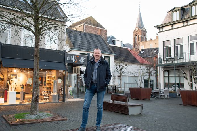 Henk Remijnsen, voorzitter van Delta Ride for the Roses op de markt in Terneuzen, startpunt van de Ride in Zeeuws-Vlaanderen.