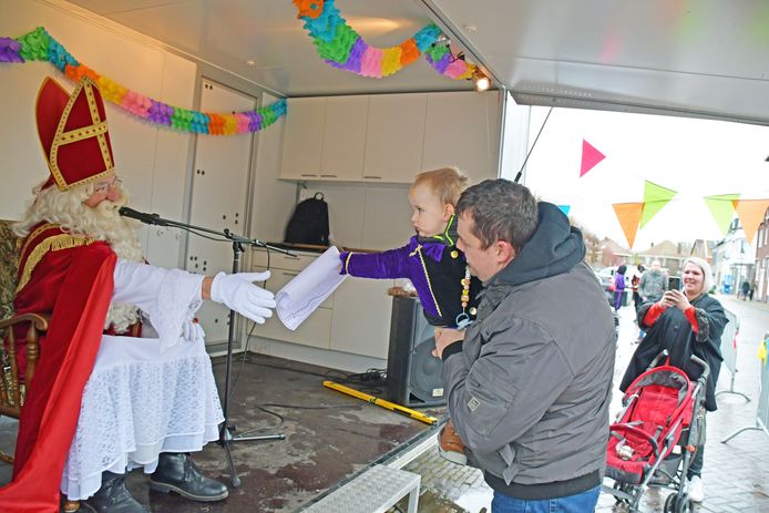 Louis de Gols is nog maar 20 maanden, maar al oud genoeg om een mooie tekening te maken voor Sinterklaas in Sas van Gent en deze zelf te overhandigen.