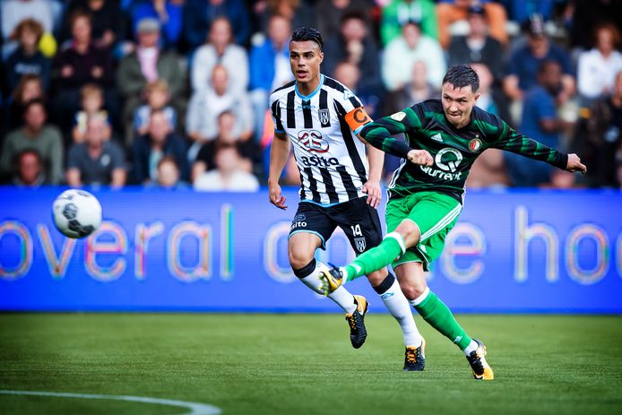 September vorig jaar: Joey Pelupessy is te laat, Steven Berghuis scoort in Almelo voor Feyenoord.