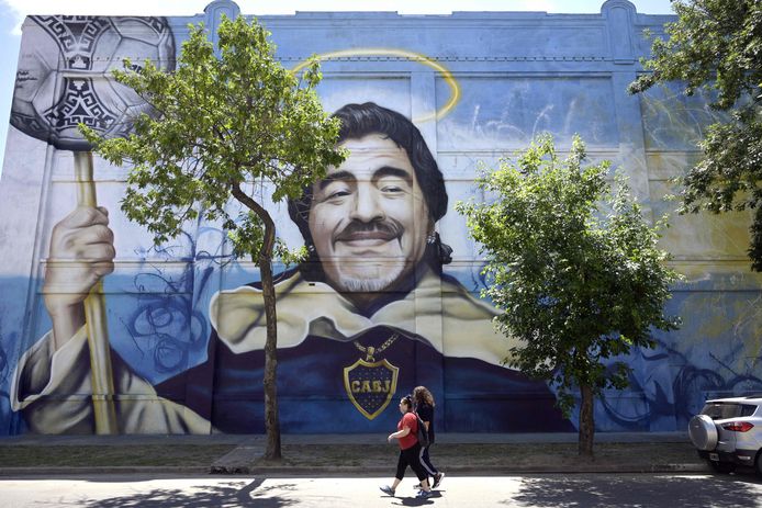 In de ‘La Boca’ in Buenos Aires, het thuis van voetbalclub Boca Juniors, is Maradona als heilige afgebeeld door kunstenaar Alfredo Segatori.