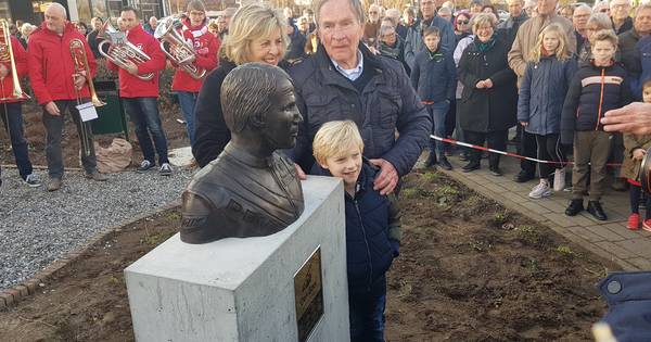'Een verdiend borstbeeld voor Den Boet' in Ammerzoden - BD.nl