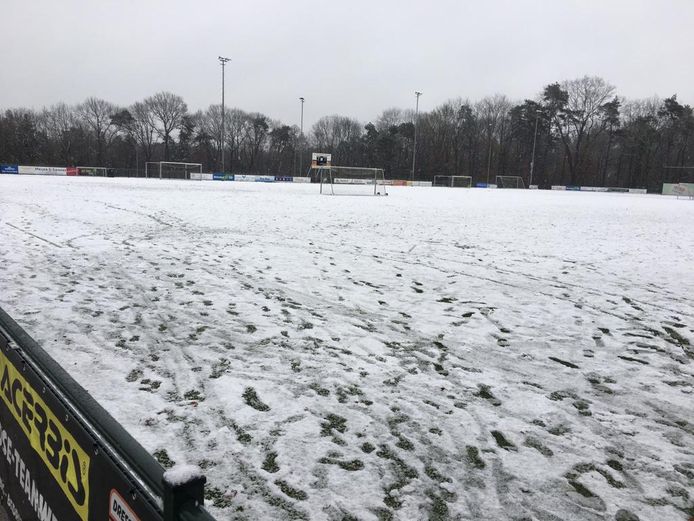 Het hoofdveld van OVC'85 (kunstgras) werd zaterdag door een sneeuwlaag onbespeelbaar.