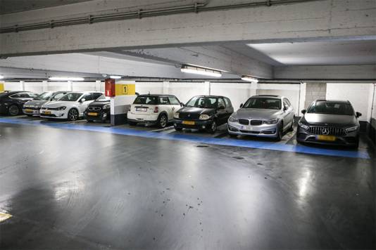Nederlandse shoppers zorgen voor drukke Meir, parkings staan vol met Nederlandse auto's. (Pictures by Gianni Barbieux / Photo News)