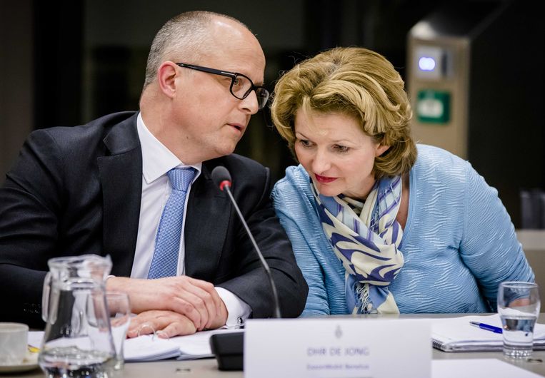 Rolf de Jong, directeur Benelux ExxonMobil en Marjan van Loon, CEO Shell Nederland,  tijdens een hoorzitting in de Tweede Kamer over het besluit van Shell om NAM juridisch op afstand te zetten. Beeld ANP