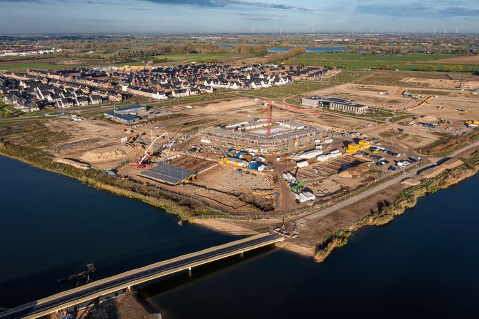 De bouw van het nieuwe centrum van de Groote Wielen vordert gestaag (foto uit november).