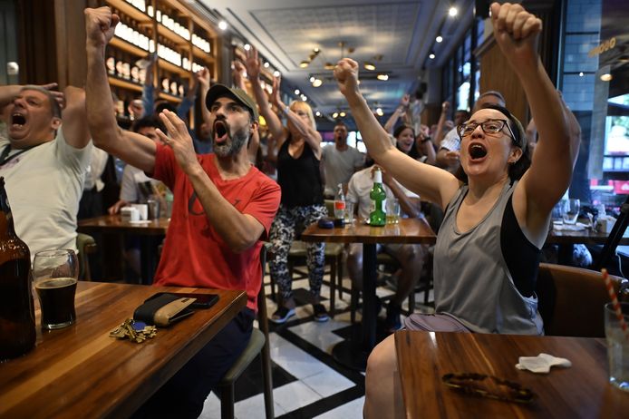 Argentijnse voetbalfans in een kroeg in Buenos Aires.