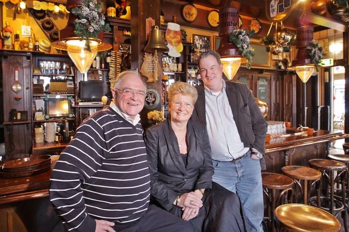 Café De Gouden Leeuw in Veghel krijgt een nieuwe eigenaar. Links de huidige uitbaters, Noud en Marij van den Boer. Rechts Ben van de Meerakker, één van de initiators van DGLV Beheer en Exploitatie BV. Foto Peter van Huijkelom