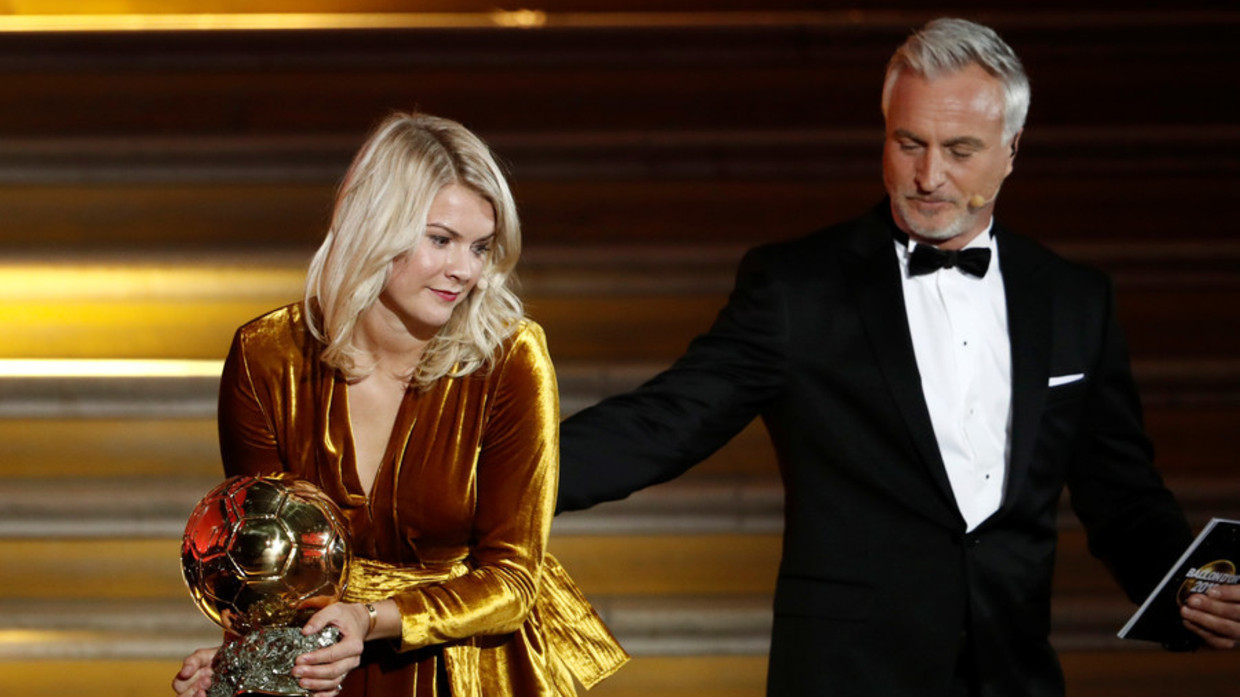 Ada Hegeberg met haar trofee naast presentator David Ginola. Beeld reuters
