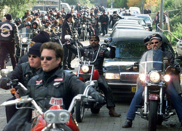 2000: De lijkauto met het stoffelijk overschot van topcrimineel Sam Klepper verlaat het hoofdkwartier van de Hells Angels in Amsterdam. Klepper was aspirant-lid van de motorclub. Beeld ANP