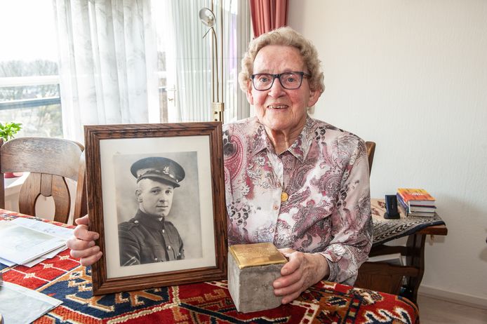Heintje Konijn-Molenaar is de zus van geheim agent Jan Molenaar die in de oorlog omkwam.