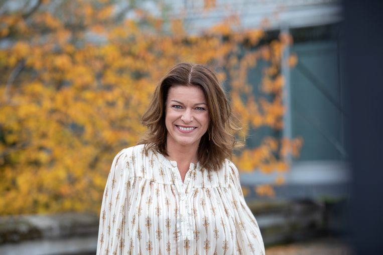 Jill Peeters maakt met Canvas reeks over klimaat en biodiversiteit     “Als het regent, is iedereen nat. Maar zo werkt het niet met het klimaat, dat tegenwoordig volledig verstoord is. Sommige mensen zullen veel harder worden getroffen dan anderen. Hoog tijd voor gerechtigheid!” Jill Peeters  3 december 2020 - We weten het ondertussen maar al te goed: we hebben onze planeet ziek gemaakt. Maar kunnen we haar ook weer gezond maken? Kunnen we haar nog redden op intensieve zorg? Of moeten we stilaan denken aan palliatieve zorgen voor de natuur? Wat moeten we nu eerst doen? En wat houdt ons vandaag nog tegen? Jill Peeters gaat in een documentaire reeks voor Canvas op zoek naar antwoorden op die vragen. Ze gaat ervan uit dat iedereen in een mooie en veilige omgeving wil leven, met schone lucht en pure natuur. In vier afleveringen onderzoekt ze hoe het dan komt dat we, ondanks al onze kennis, er toch niet in slagen om het tij te keren. Of wordt er, zonder dat we het weten, al gebouwd aan een mooiere wereld? En hoe zal die er dan uitzien?   De opnames van de reeks gaan binnenkort van start. De uitzending op Canvas is voorzien in het najaar van 2021. ________________________________________ Toen de wereldleiders in december 2015 het Klimaatakkoord van Parijs ondertekenden, was er even een hoera-momentje voor het klimaat. Nooit eerder kwamen zoveel landen overeen om zo snel mogelijk en op een rechtvaardige manier iets te doen aan het verstoorde klimaat, dat mensen hun veilige en gezonde leefomgeving afneemt.  Vandaag ligt Parijs vijf jaar achter ons en stellen we vast dat de CO2-uitstoot nog elk jaar stijgt. Overal in de wereld plundert en vervuilt de mens de natuur. Mensen slaan op de vlucht voor de gevolgen van droogte, hitte, bosbranden, orkanen en overstromingen. En alsof dat nog niet genoeg is, vertelt de wetenschap ons nu dat klimaat niet de enige bedreiging is voor het voortbestaan van de mensheid. Ook het enorme verlies aan biodiversiteit moet even dringend aangepakt worden.  Jill Peeters: “Ik vraag me voortdurend af hoe het komt dat we wéten wat er op ons afkomt, dat we zelfs de oplossingen kennen, en dat er toch ‘niets’ gebeurt. Net daarom wil ik zo graag dit programma maken met Canvas. Als je dagdagelijks bezig bent met het weer te voorspellen, gun je jezelf niet de tijd en ruimte voor de dingen die er echt toe doen. De verstoring van het klimaat en het verlies van onze biodiversiteit zijn zonder meer de grootste uitdagingen die wij, als mens, nu al recht in de ogen kijken. Vooral het onrecht dat hiermee gepaard gaat, raakt me. Toen ik stopte als weervrouw, hoorde ik dat veel mensen me gingen missen voor mijn zonnige weerberichten, maar misschien nog meer voor mijn klimaatwerk. Ik zie dat ook aan de mensen die mij blijven contacteren: beleidsmakers, ondernemers, jongeren… ze hebben nood aan een vertrouwenspersoon die hen een heldere uitleg kan geven over de onzekerheden waarmee ze worstelen, en de mogelijkheden die ze zien. Dit programma past perfect binnen dat verhaal dat ik wil vertellen.”  Jill Peeters (45) was bijna 20 jaar lang de weervrouw van VTM. In die periode groeide ze ook uit tot een experte in het helder uitleggen van de wetenschap van het klimaat en de complexiteit van de natuur. Voor dit engagement kreeg ze onder meer een Europese prijs, de Wablieft-prijs en het Ereteken van de Vlaamse Gemeenschap. Jill Peeters richtte ook Climate without Borders op, een wereldwijd netwerk van weermensen die over de grote klimaatuitdaging spreken.   	     ________________________________________ Beeld © VRT - Geert Van Hoeymissen