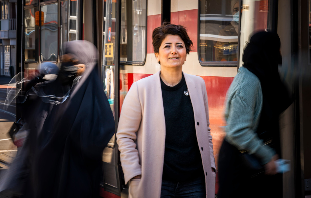 Huisarts Güven Yildiz in de Haagse Schilderswijk. Veel van haar patiënten hebben overgewicht, diabetes of astma. ‘Juist deze mensen, die extra risico lopen met corona, wil je vaccineren.’  Beeld Freek van den Bergh / de Volkskrant