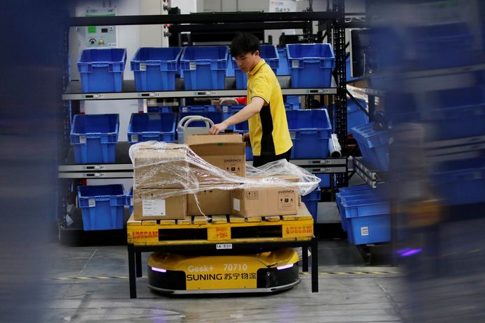 Foto ter illustratie. Een robot vervoert zelfstandig pakketten in een sorteercentrum in China. De robotisering zal in de toekomst alleen maar toenemen. Wat voor effect heeft dat op de arbeidsmarkt en de functies die er nu zijn?