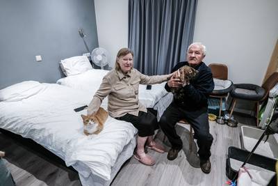 Valentina (75) en Anatoly (73) willen maar één ding: een dak boven het hoofd sámen met hun katten