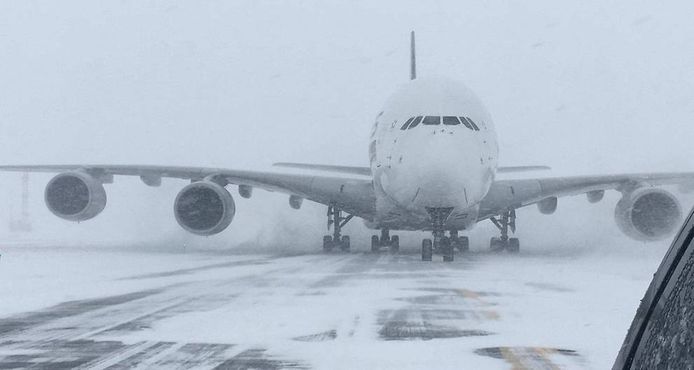 Het gigantische toestel van Signapore Airlines moest noodgedwongen op de kleine luchthaven van New Windsor landen.