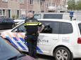 De politie haalt meerdere dieren uit een huis aan de Korenberg in Bergen op Zoom.