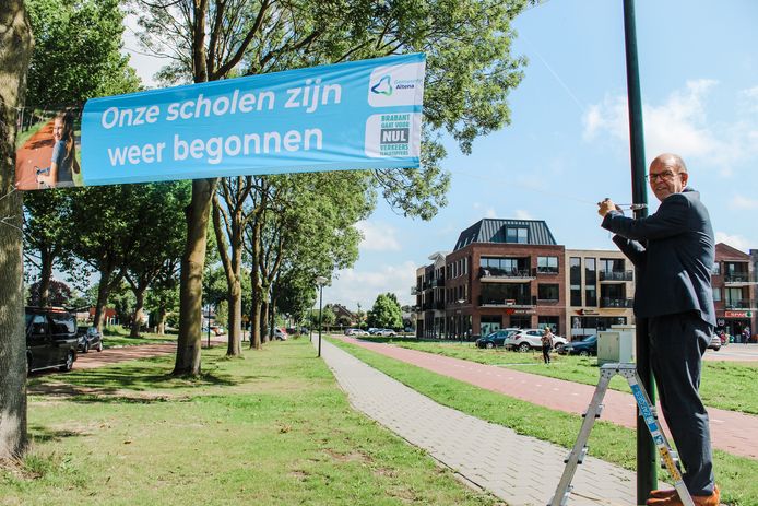 Veilig Verkeer Nederland lijkt naast hun oproep voor veiligheid op straat ook een pedagogische boodschap mee te willen geven aan de Nederlandse burgers, zoals hier in Altena.