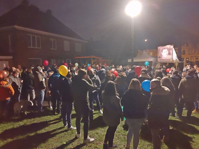 Tientallen vrienden, familieleden, collega's en kennissen namen op een herdenkingsplechtigheid al afscheid van de verongelukte Sam Vandendriessche (29).