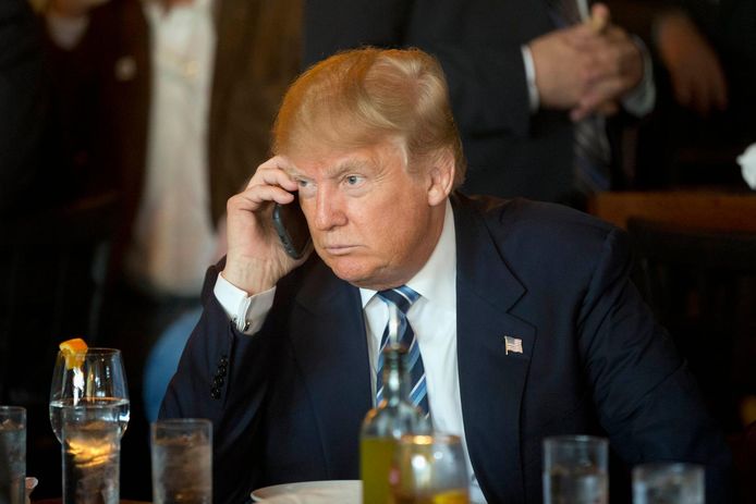 De Amerikaanse president Trump maakt nog steeds gebruik van zijn oude, onbeveiligde smartphone om met vrienden en kennissen te bellen.