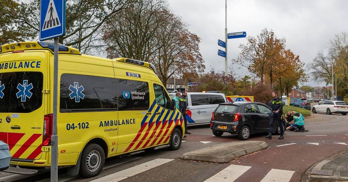 Fietser gewond na botsing met auto op rotonde in Zwolle, verkeer staat even helemaal vast.