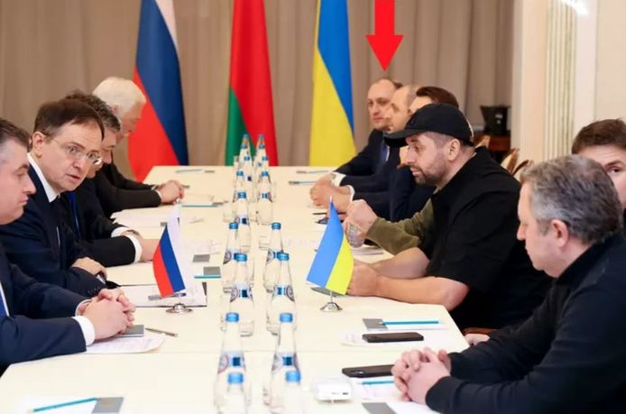 Sur les images remontant à lundi, on peut voir Denis Kireev tout au fond de la table de négociations