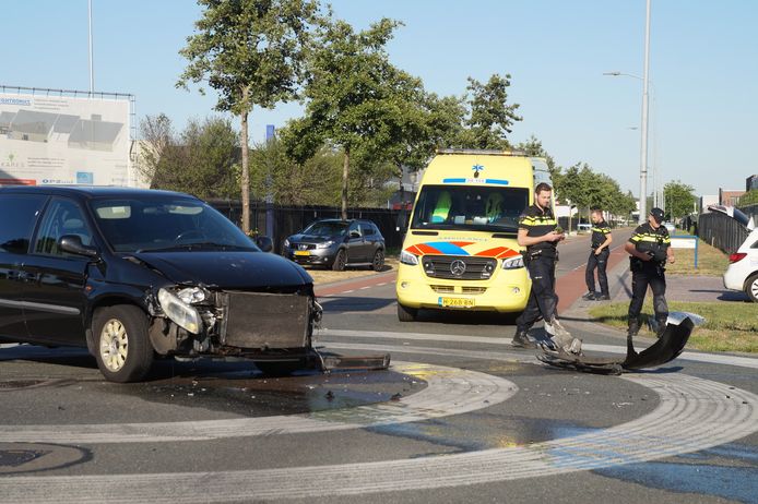 De auto's raakten flink beschadigd door de botsing in Waalwijk.