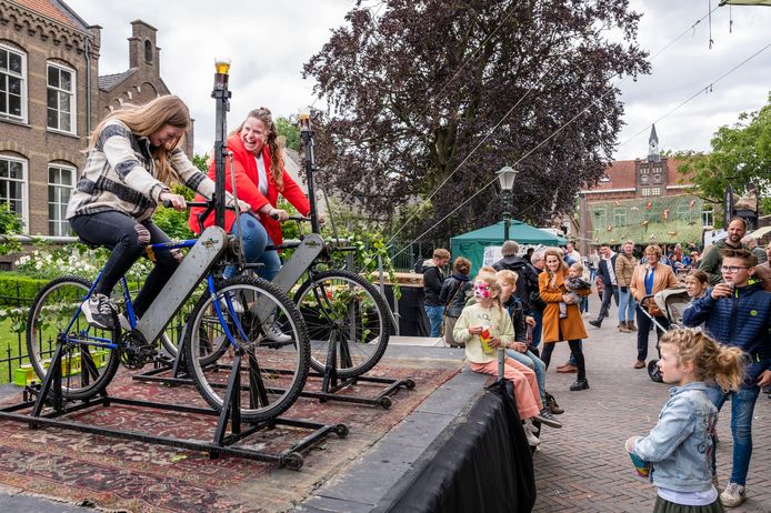 Kinderen en jongeren genieten van AktiePop in Lithoijen.
