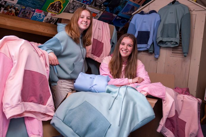 Jolie (links) en Amy Hillaert op zolder bij hun voorraad van Pastel Clothes in Veenendaal.