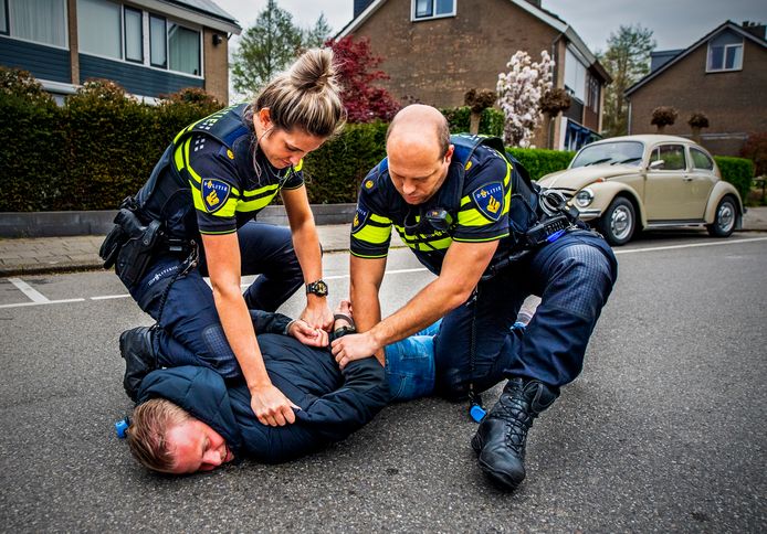 Deelnemers van politie gaan zogenaamd samen een boef vangen met het interactieve spel ‘Boef in de Wijk’.