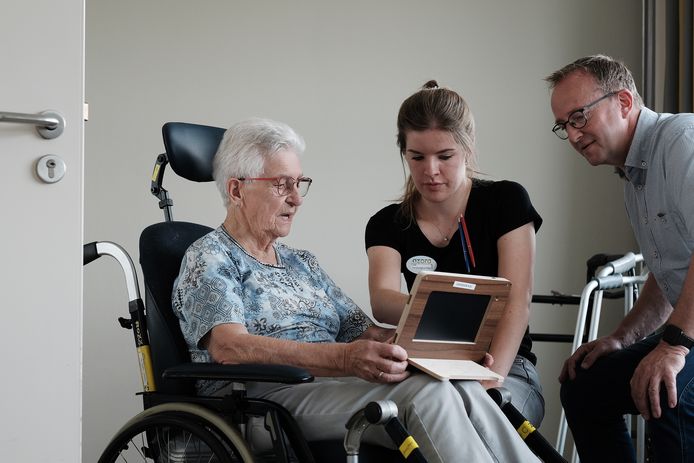 Mevrouw Tempel (links) in gesprek met verpleegkundige Lisa en manager Alfred Boerman op de Acute Care Unit van Antonia in Terborg. In deze unit worden kwetsbare ouderen opgevangen.