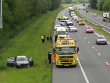 Persoon raakt gewond bij ongeval op A35, verkeer moet rekening houden met vertraging