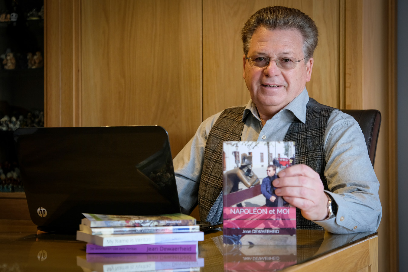 Schrijver Jean Dewaerheid met zijn boek 'Napoléon et Moi'.