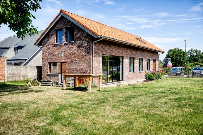 Aan de gevelcontouren en raamopeningen werd niet geraakt. De garagepoort werd vervangen door een raam en daar zit nu de keuken.