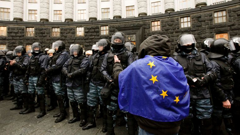 Pro-EU-demonstrant in Kiev. betogers en politie raakten vandaag wederom slaags in de hoofdstad. Beeld REUTERS