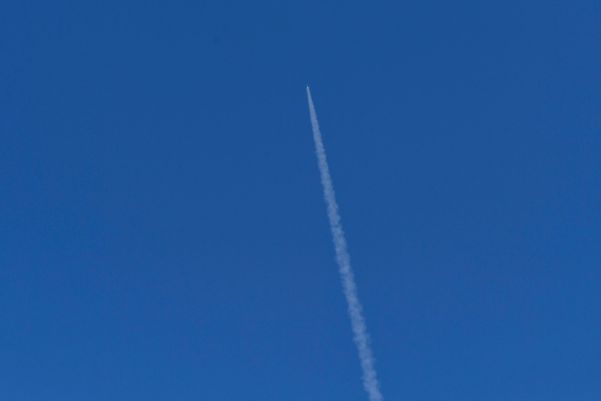 Ruimteraket van Virgin Galactic met aan boord multimiljardair Richard Branson zondag op weg naar de ruimte. Beeld AFP