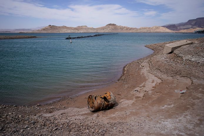 Een roestend vat dat onder water lag, is droog komen te staan in het krimpende Lake Mead. Er bleken menselijke resten in te zitten.