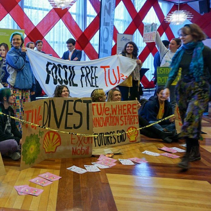 Protest in het auditorium door University Rebellion tegen aanwezigheid van Shell op de carrièrebeurs van de TU/e.
