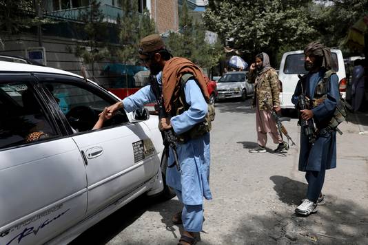 Talibanstrijders bij een checkpoint in Wazir Akbar Khan in Kaboel.