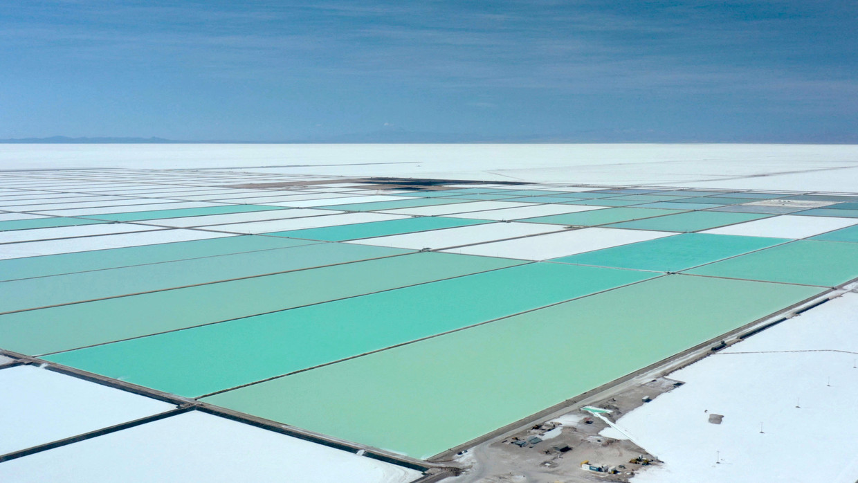 Lithium-extractie op de Uyuni-zoutvlakte in Bolivia. Beeld Hollandse Hoogte / AFP
