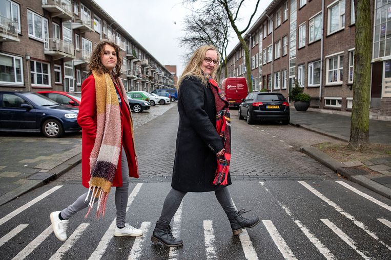 Louise van Gend (links) en Elizabeth Veerbeek, twee van de bewoners van de Fazantstraat die actie voeren tegen de sloop.
 Beeld Guus Dubbelman