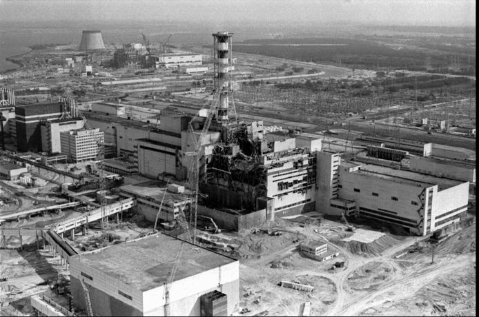De verwoeste kernreactor nummer vier, enkele dagen na de ramp in 1986.