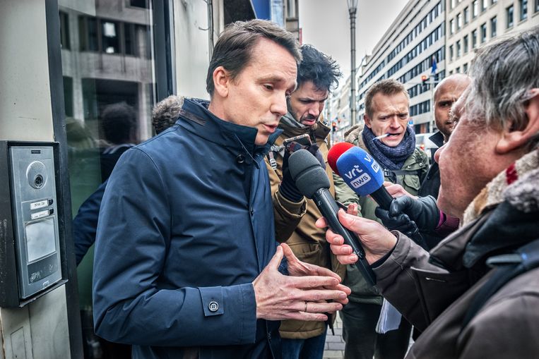 Minister Brouns licht het standpunt van cd&v toe. Hij kiest voor een 'positief offensieve' communicatie. Beeld Tim Dirven