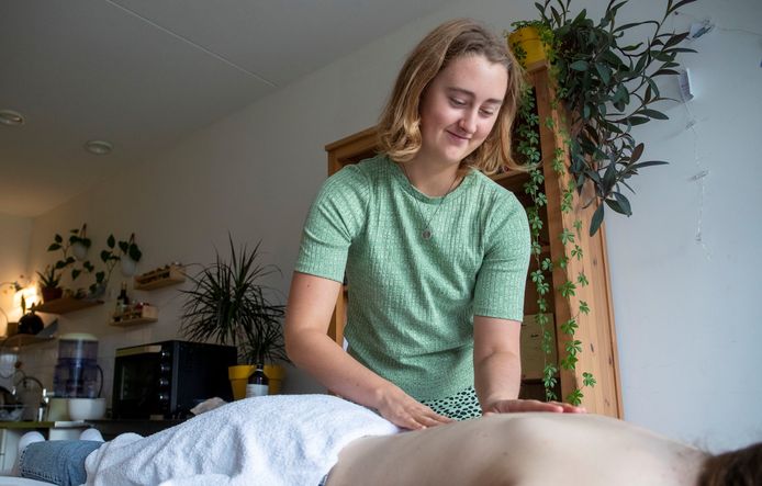 Danielle Lescrauwaet geeft massages.