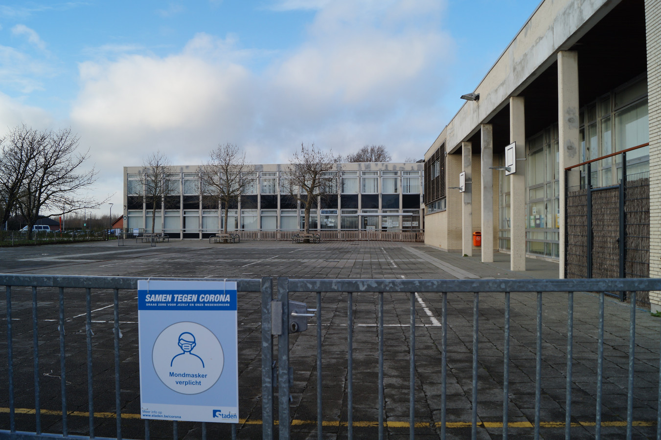 De inmiddels permanent gesloten gemeenteschool in Staden