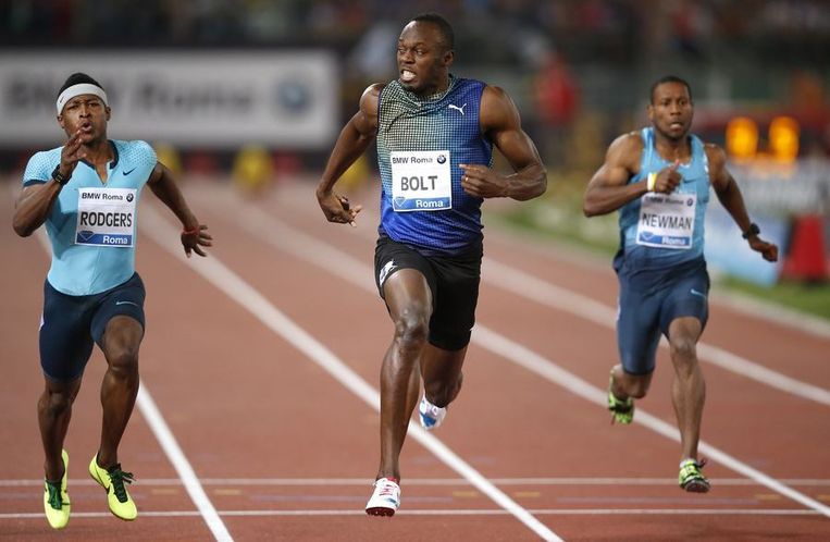 Usain Bolt ziet de niet-zichtbare Justin Gatlin als eerste de streep passeren in Rome. Beeld reuters