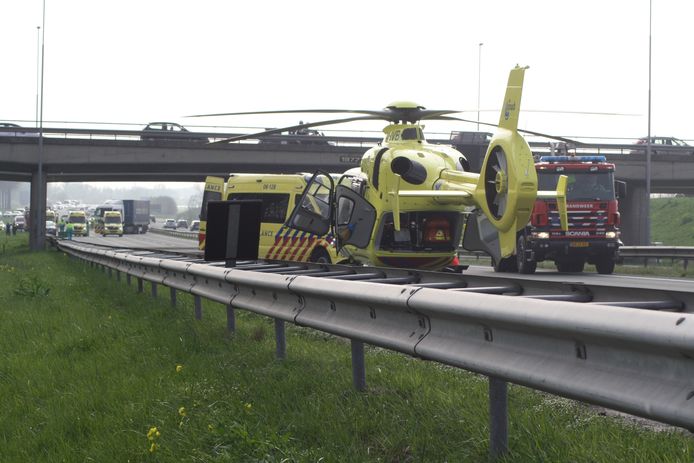 Een traumahelikopter landde bij het ongeval op de A15.
